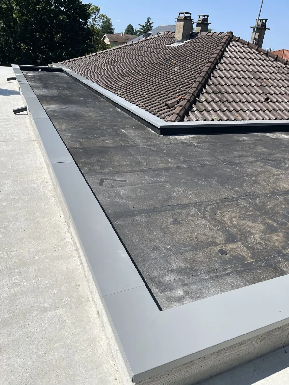 Acrotère et relevés habillés de métal autour d’un toit plat, chantier Catenacci