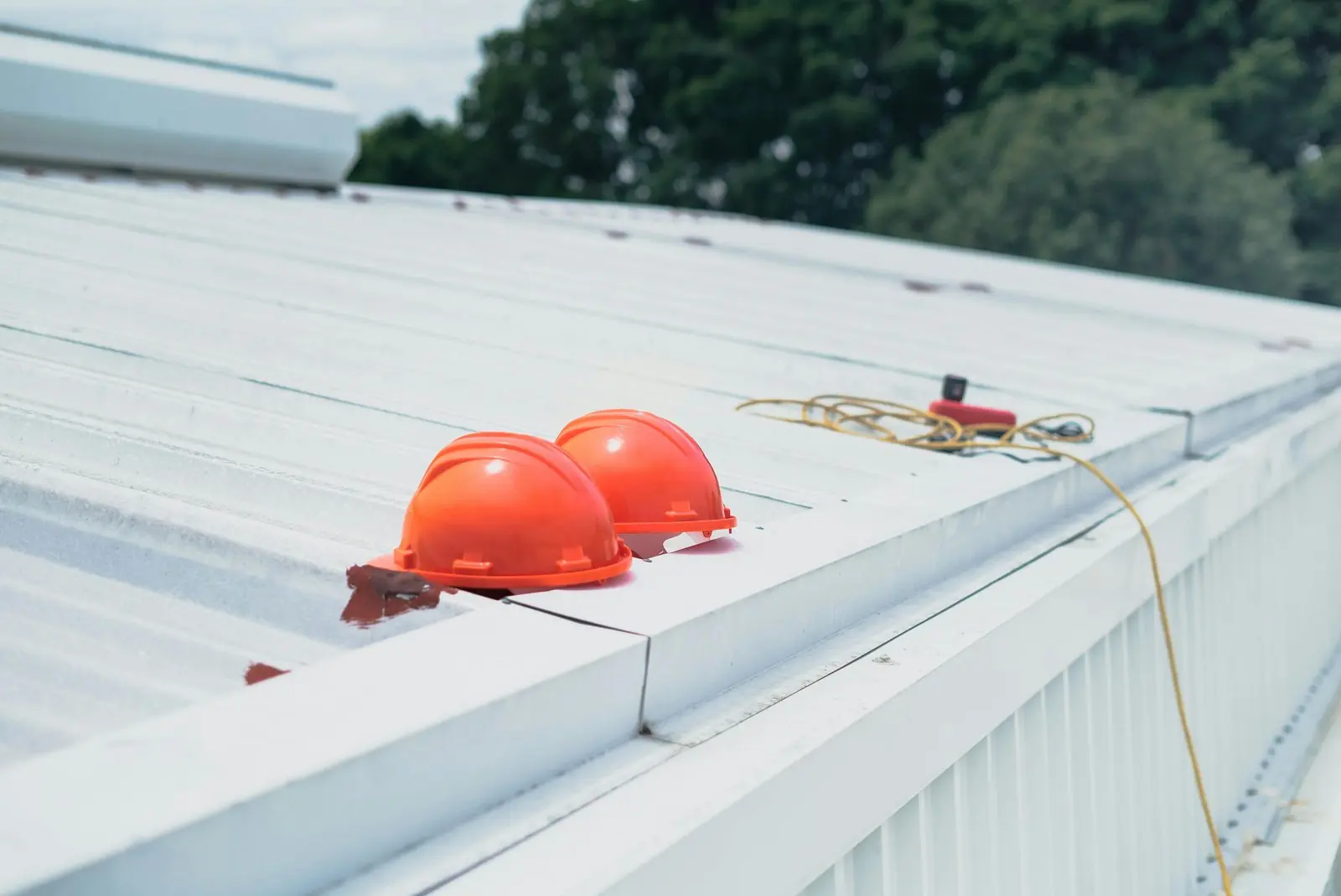 Couverture métallique à joint debout et casques de chantier