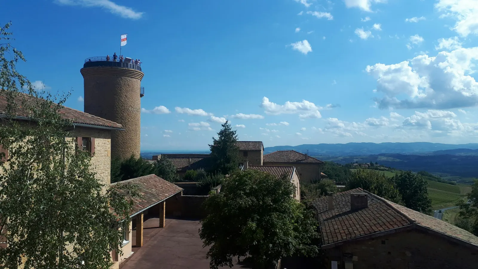 Village d’Oingt, dans le Beaujolais des Pierres Dorées, et ses toits de tuiles