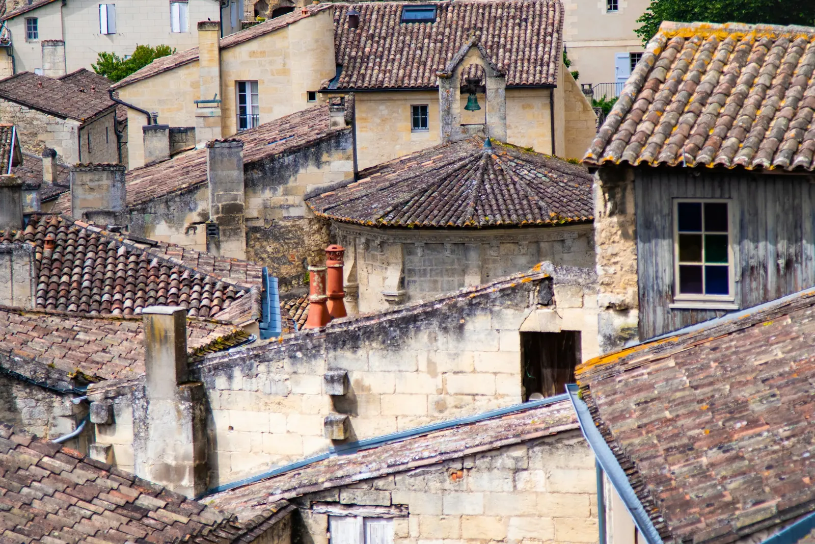 Toits en tuiles et maisons en pierre d’un village ancien