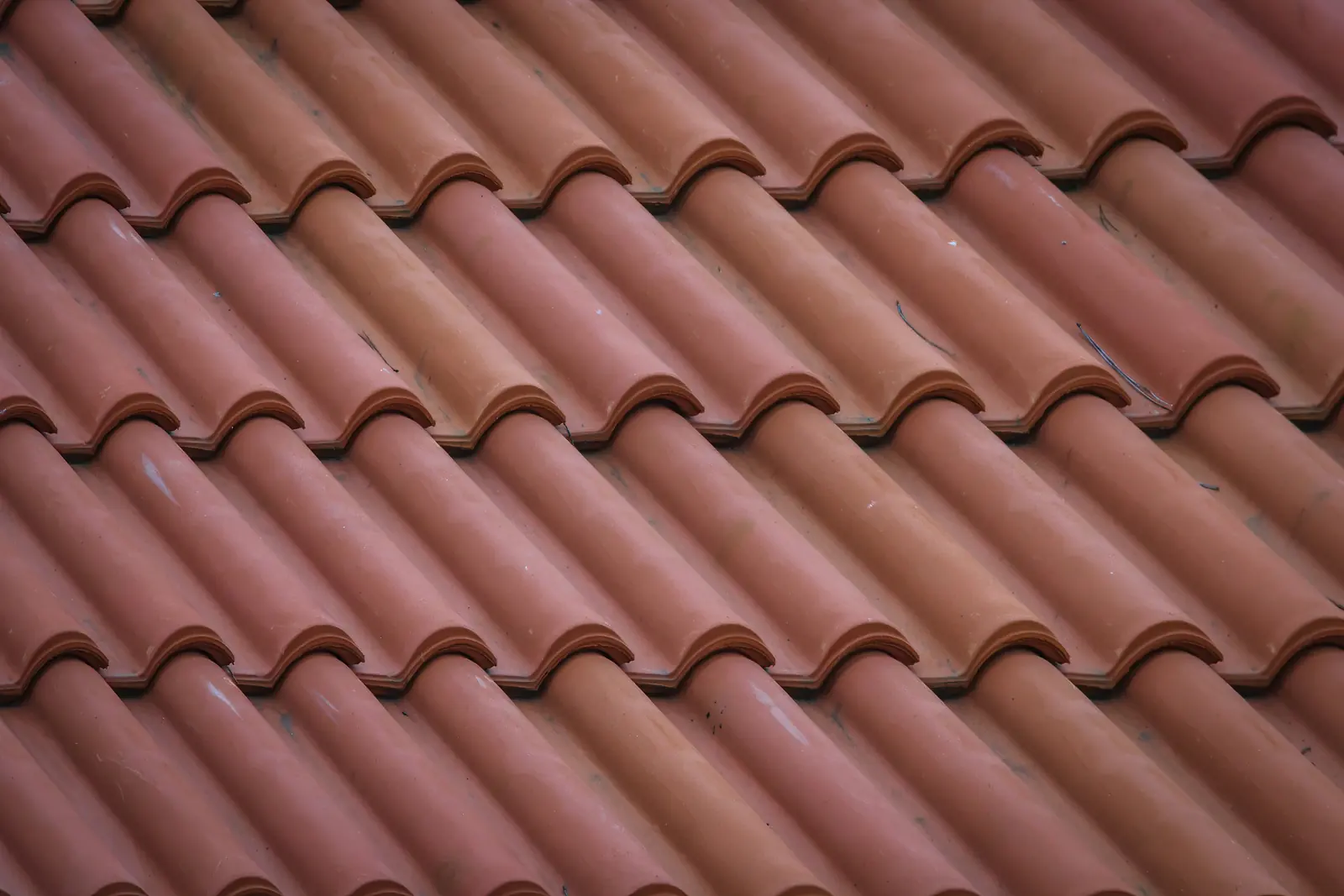 Tuiles romanes rouges en gros plan